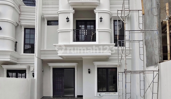 Rumah Baru Mewah Modern Dalam Komplek Besar di Jagakarsa