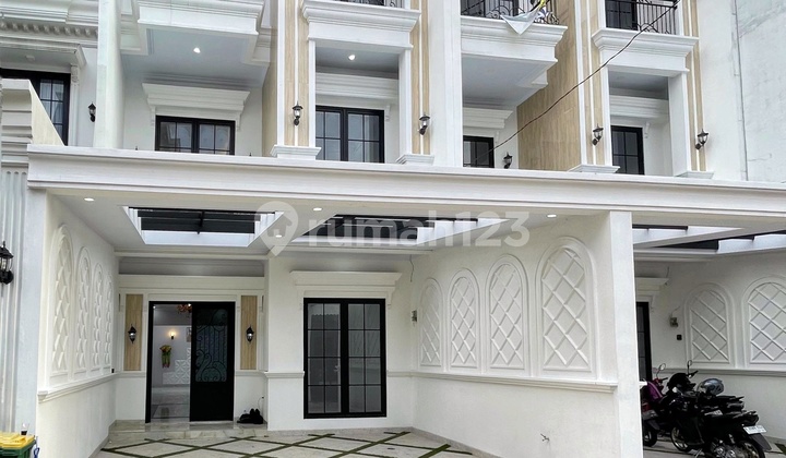 Rumah Baru Mewah Dalam Cluster Pinggir Jalan Raya di Jagakarsa