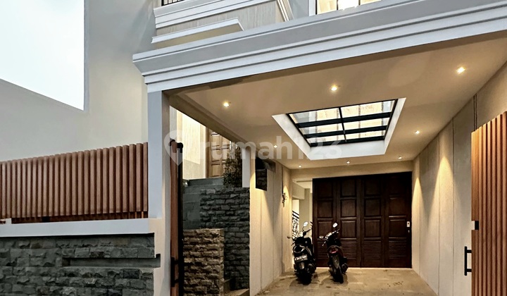 Rumah Baru Mewah di Pinggir Jalan Utama di Jagakarsa