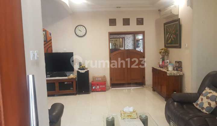 Comfortable and Quiet House with a Greenery Ambiance in Puri Bintaro Complex, Sector 9, South Tangerang. 2