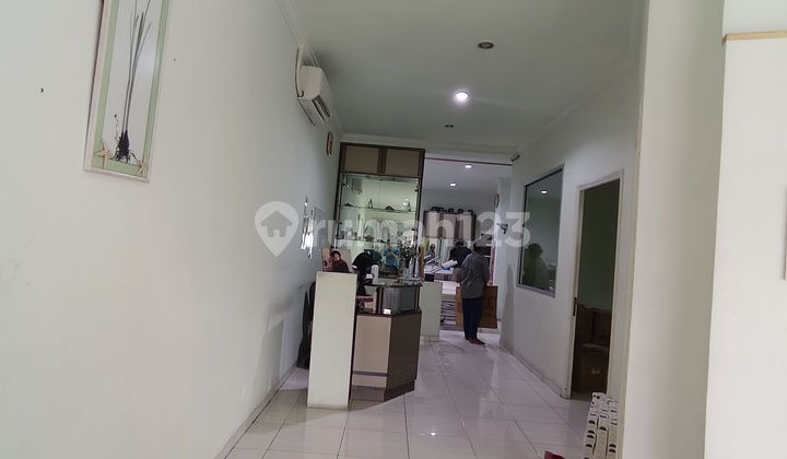 Ready-to-Occupy Ruko Semi-Furnished by the Main Road in a Strategic Location at Pasar Baru, Central Jakarta 2