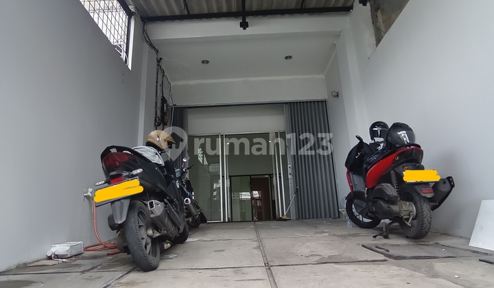 For Sale: 40-Meter Long Shop House with Two-Frontage Views from Front and Back Doors in Tambora, West Jakarta. 2