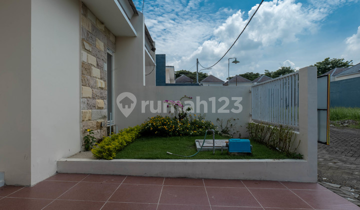 Golden Berry Regency