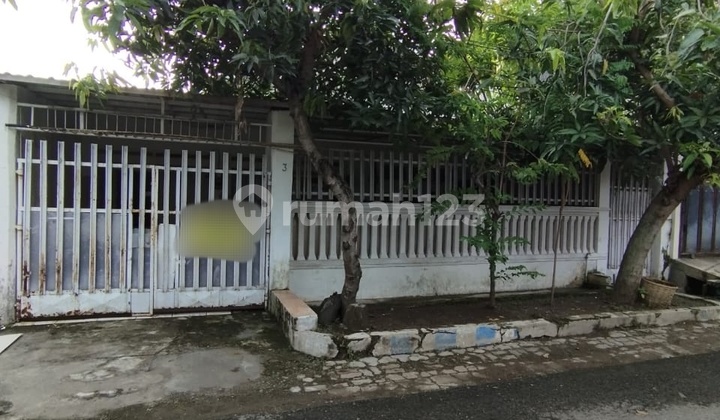 Strategic House in Madiun City Center! SHM Under Grandfather's Name, Safe for Heirs. Price 900 Million Negotiable.