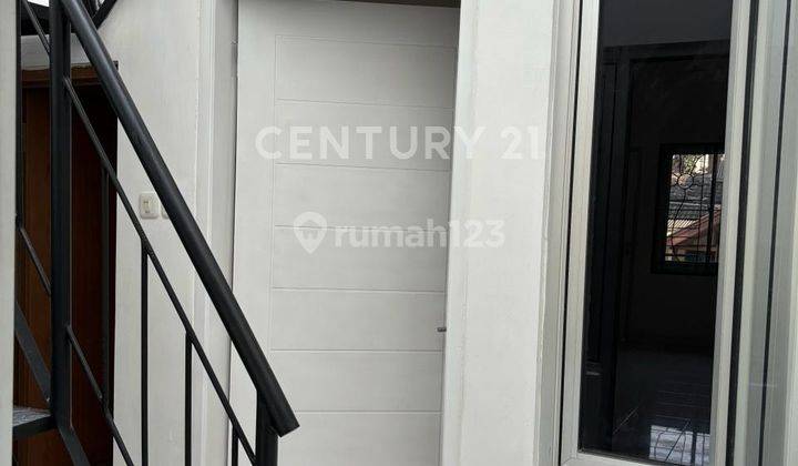 Rumah Cantik Di Kelapa Gading Simponi 1¼ Lantai Lokasi Strategis  2