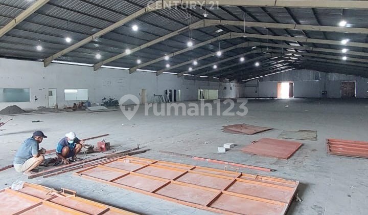 Strategic Warehouse in the Jl Raya Bogor KM 20 East Jakarta Warehouse Area