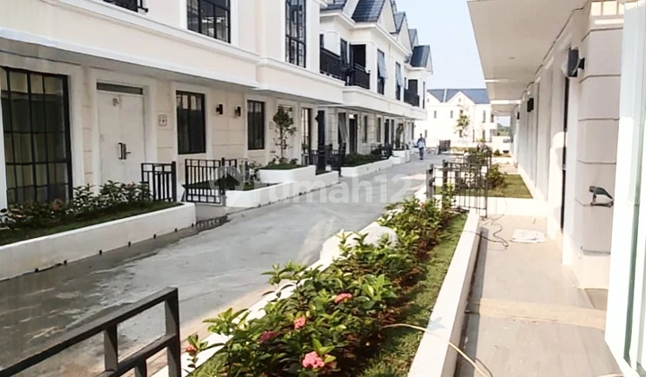 Jual Rugi! Lavon 2 Swan City Cikupa Tangerang 3 Lantai. Siap Huni Cantik Jual Cepat !! Bagus di Cikupa Rumah 2
