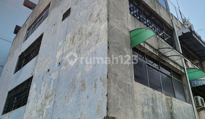 For Quick Sale: Strategic 4-Story Shop House on Pangeran Jayakarta, Corner Position.