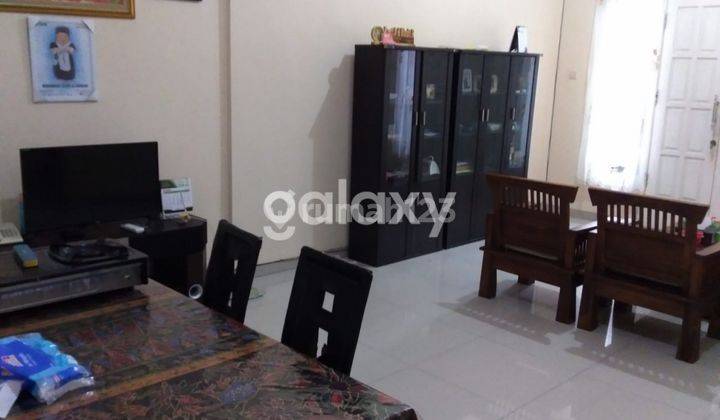 tampak depan rumah 2 lantai di palm