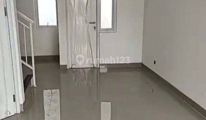 ruang keluarga ada rumah 2 lantai strategis