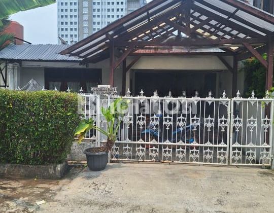 HOUSE IN A COMFORTABLE NEIGHBORHOOD IN LEBAK BULUS