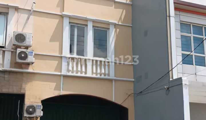 Di Sewakan Ruko Bagus di Pinggir Jalan Utama Pekayon Bekasi Selatan