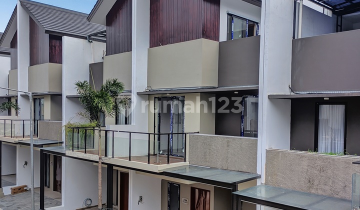 Rumah 3 Lantai The Astelia Bintaro, Carport 2 Mobil