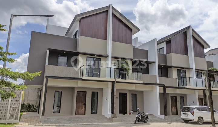 Rumah 3 Lantai dengan Balkon & Rooftop, Bintaro Rumah 3 Lantai dengan Balkon & Rooftop, Bintaro