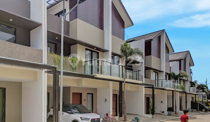 Rumah 3 Lantai dengan 3+1 KT, 4+1 KM di Bintaro Rumah 3 Lantai dengan 3+1 KT, 4+1 KM di Bintaro