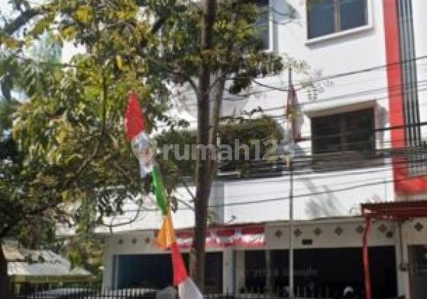 3.5-Storey Shop House, Building Area 455m2, Very Suitable for Office, Clinic, Tutoring Center, Ready-to-Use Condition on Gatot Subroto, Bandung.