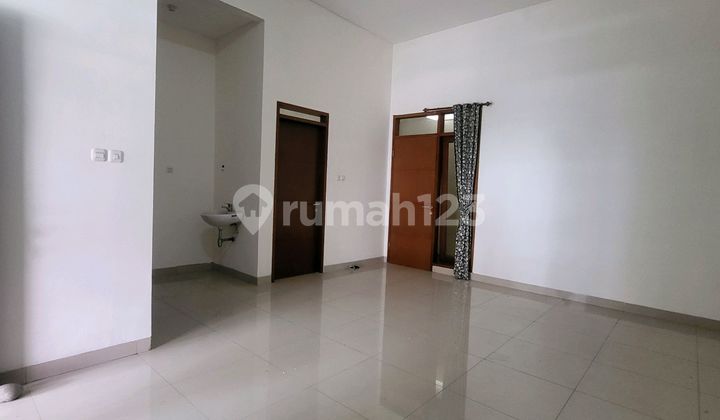 Disewakan Rumah 1 Lantai 160 M2, 2 + 1 Kamar Tidur Siap Huni. Dalam Cluster One Gate Security System Keamanan 24 Jam. Fasilias Cluster : Taman Bermain, Masjid. Antapani Bandung 2