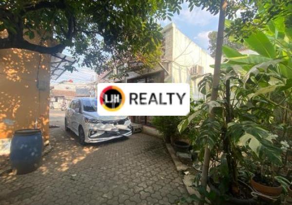 For Sale House with Bonus Shop, Ideal for Business, 500 M2 Area. 4 Bedrooms, Only 400 Meters to East Bekasi Toll Gate. East Bekasi. 2