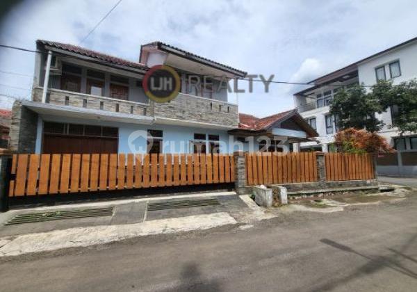Dijual Rumah Posisi Hook 2 Lantai Luas 251m2, 5+1 Kamar Tidur, Cocok Dijadikan Kantor Atau Tempat Usaha, Kos-kostan, Siap Pakai, Tengah Kota, 1km Dari Universitas Widiyatama, Sukaluyu Bandung