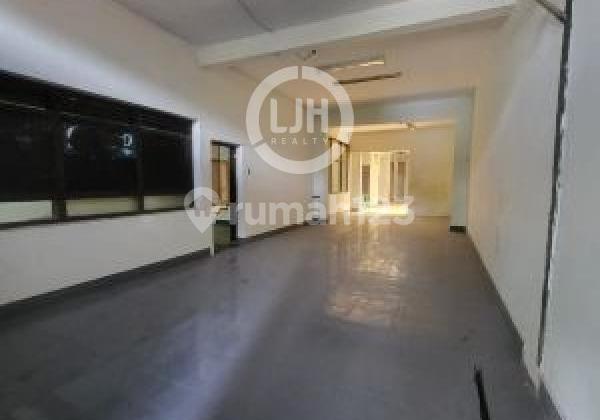 Two-Story Linked Ruko, Area 364m², Includes 10 Workrooms, Suitable for: Office, Cargo Business Location, Expedition, Warehouse, Konveksi Warehouse, Indomart, Alfamart, and Schools, Burangrang Bandung 1