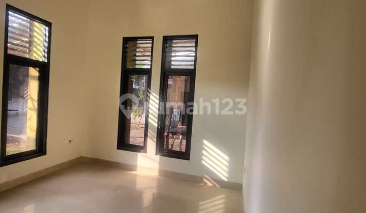 Disewakan Rumah 2 Lantai Semi Furnished Baru Renovasi Siap Huni Luas 134 M2. 3 + 1 Kamar Tidur. Dalam Cluster Lingkungan Aman & Nyaman. Di Antapani Bandung 2