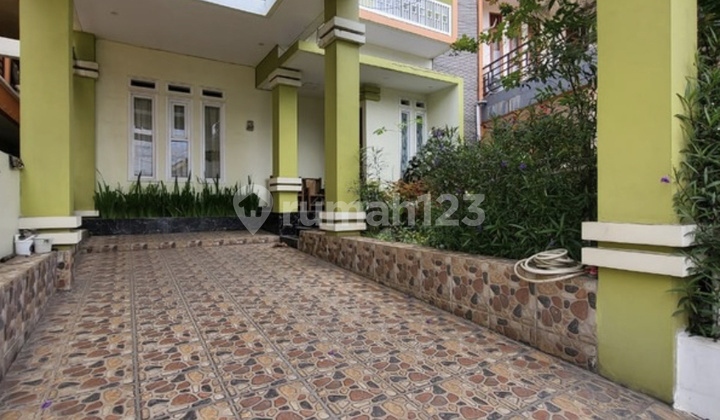 Dijual Rumah Bonus Kost - Kostan Aktif 2 Lantai Luas 300 M2. 5 + 10 Kamar Tidur Hanya 3 Menit Menuju Sport Jabar. Arcamanik Bandung