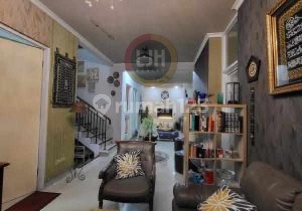 Dijual Rumah 2 Lantai Full Renovasi, Semi Furnished, 5 Kamar Tidur Siap Huni, Dalam Cluster One Gate System, 3,7km Dari Gerbang Tol Jati Warna Bekasi