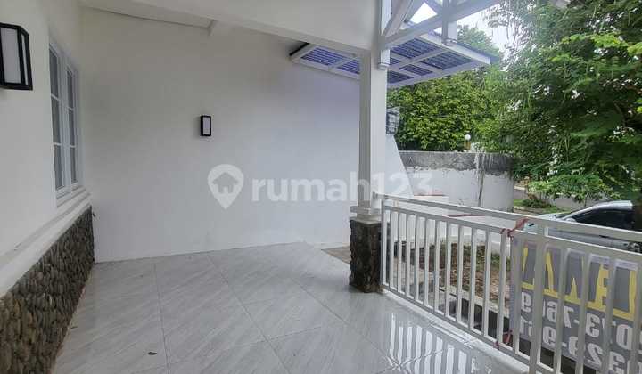 Disewakan Rumah Baru 1 Lantai Luas 200 M2. 3 + 1 Kamar Tidur Siap Huni Dalam Cluster One Gate Security System. Fasilitas Cluster Kolam Renang Lapangan Bulu Tangkis Masjid Taman Bermain. Di Arcamanik Bandung