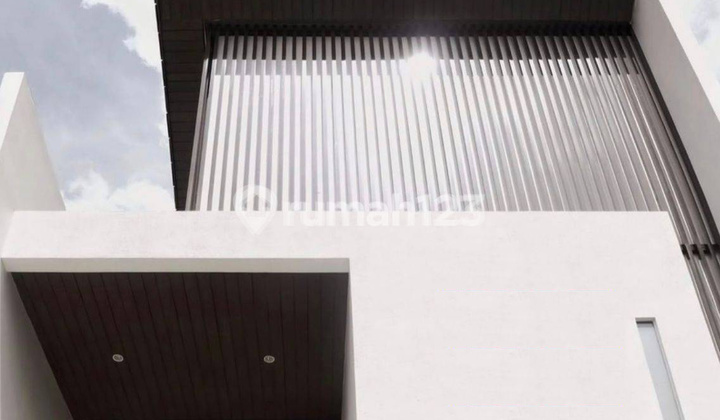 Dijual Rumah 3 Lantai Luas 120 M2. 3 Kamar Tidur. Semi Furnished Full Interior Design Siap Huni. Dalam Komplek Keamanan 24 Jam. Antapani Bandung 