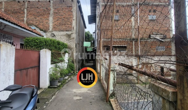 For Sale: 1.5-Story House + Shop. 2 Bedrooms. Suitable as Residence/Boarding Business. Near Widyatama University, Itenas Campus, Sangga Buana University. Cikutra, Bandung. 2