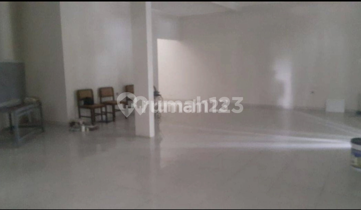 For Rent: 2-Story Shop House, Area 242 M2. Features 2 Rooms That Can Be Used as Workspaces/Meeting Rooms. Suitable for Office/Clinic/Tutoring Center/Mini Market and Other Businesses. With a Fairly Large Parking Area. In Arcamanik, Bandung.