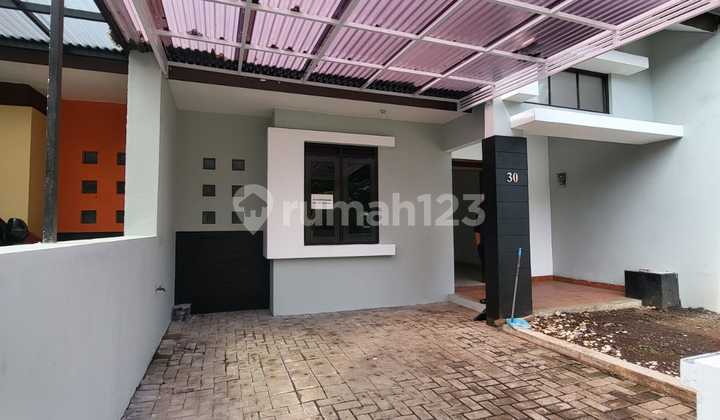 Disewakan Rumah 1 Lantai Luas 171 M2. 2 + 1 Kamar Tidur Siap Huni. Double Gate Security System Keamanan 24 Jam. Fasilitas Cluster Lapangan Bulu Tangkis Lapangan Volley Masjid Dan Taman Bermain. Antapani Bandung 2