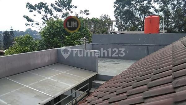 Dijual Rumah Hook 2,5 Lantai Lembang Kota Luas 200m2, 4+1 Kamar Tidur Semi Furnished Cocok Dijadikan Hunian Atau Villa, Hanya 4 Menit Ke Farm House Susu Lembang, The Great Asia Afrika Lembang Bandung