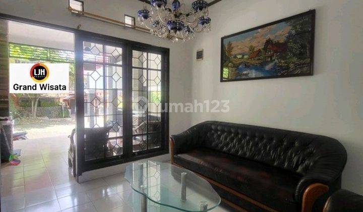 Rumah 2 Lantai Luas 445 M2 Semi Furnished 4 Kamar Tidur. Cocok Dijadikan Rumah Tinggal/ Kantor. Dalam Cluster One Gate Security System. Fasilitas Cluster : Taman, Lapangan Basket, Lapangan Tenis, Kolam Renang, Masjid, Taman Bermain. Arcamanik Bandung Timu 2