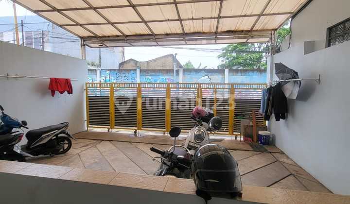 For Sale: Active Boarding House + Home. 2.5 Floors, Building Area 370 M2. 12 + 2 Fully Furnished Boarding Rooms Ready to Use. Near Unpad Campus. Unikom. ITHB. ITB. Dipatiukur, Bandung. 2