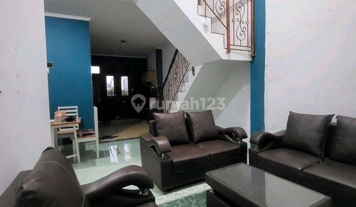 Rumah 2 Lantai Luas 116 M2. 3 Kamar Tidur Full Furnished Siap Huni Cocok Dijadikan Hunian/ Rumah Dinas. Dalam Cluster One Gate Security System. Fasilitas Cluster : Masjid, Taman Bermain, Kolam Renang, Lapangan Basket, Lapangan Tenis. Arcamanik Bandung Tim 2