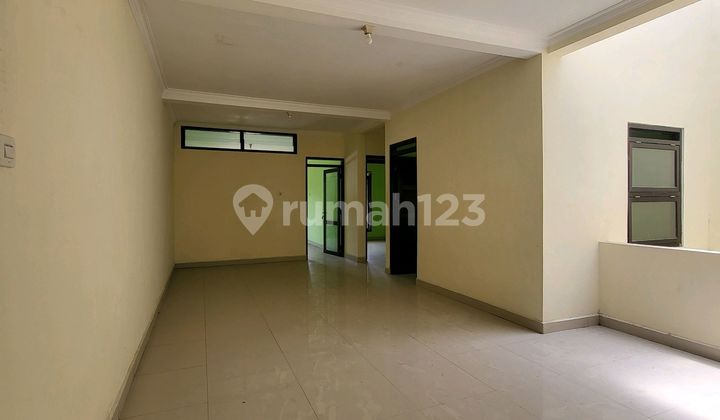 2.5-Story House, 127 M2 Area. 5 Bedrooms, Can Be Used as Residence/Office in a One-Gate Security System Complex. Antapani, Bandung. 2