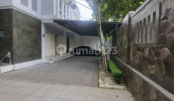 For Rent: 2-Story Shop House, Area 242 M2. Features 2 Rooms That Can Be Used as Workspaces/Meeting Rooms. Suitable for Office/Clinic/Tutoring Center/Mini Market and Other Businesses. With a Fairly Large Parking Area. In Arcamanik, Bandung.