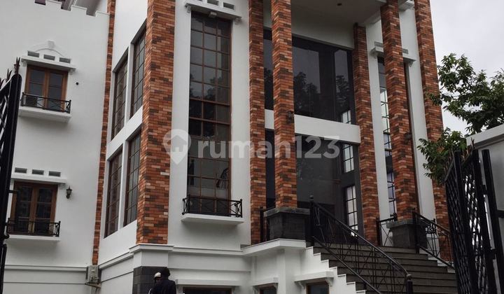 Dijual gedung 3 lantai bagus lokasi strategis Kebyoran Baru