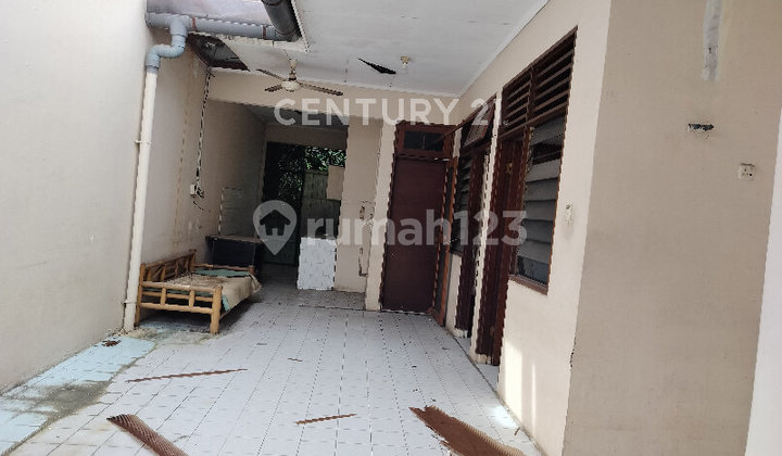 Old House for Sale in a Quiet and Comfortable Area in South Jakarta 2