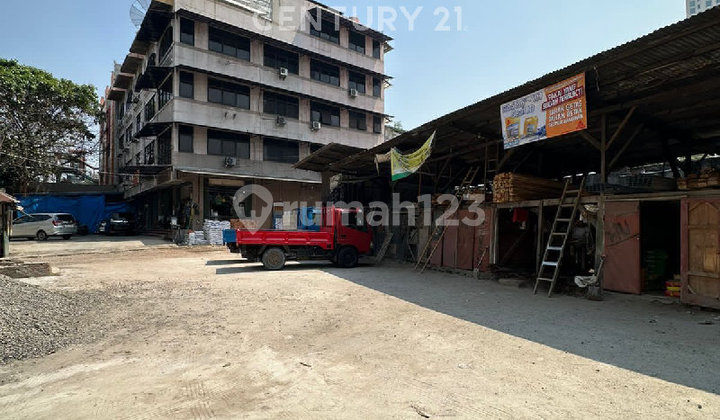 For Sale: Attached Shophouse in a Strategic Location in South Jakarta 2