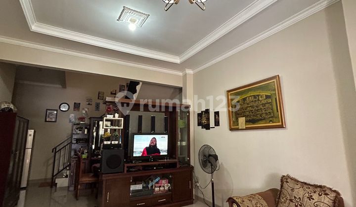 Rumah Cantik di Komplek Elite Kota Wisata Siap Huni Cantik Baru di Renovasi 1 Tahun Lalu 2