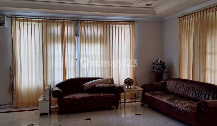 ruang keluarga rumah classic marmer mewah siap