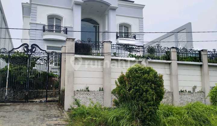 Araya Classic Modern Row House near Kertajaya Boulevard, Dharmahusada