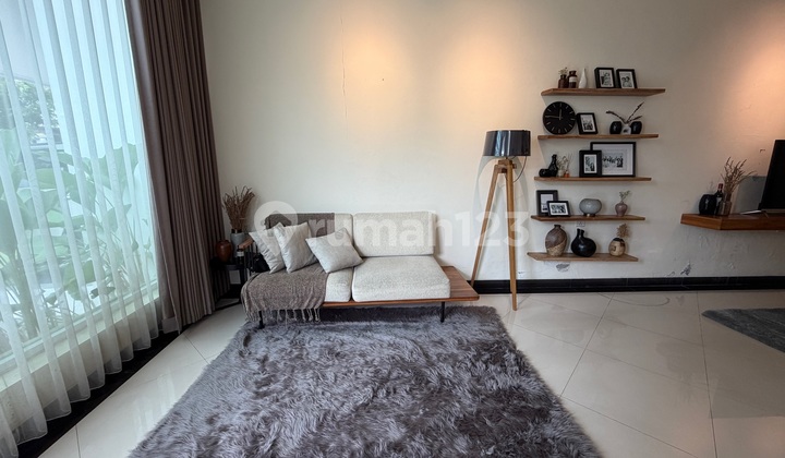 Rumah Hoek 3 Lantai dengan 5 Bedroom di Kota Wisata 2