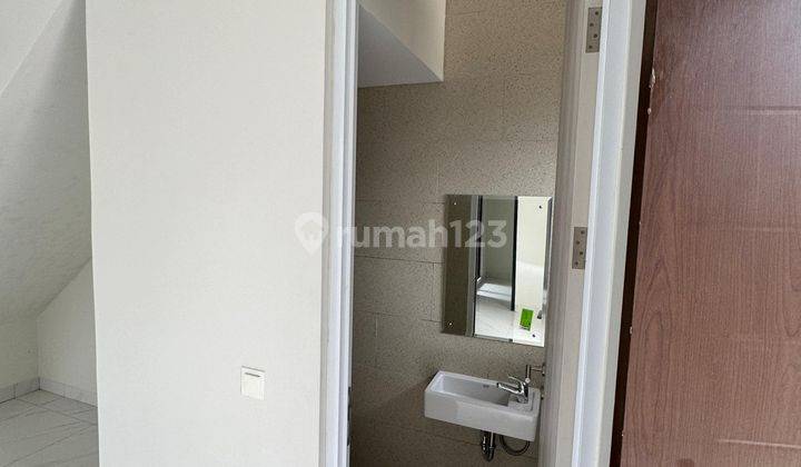 Rumah 3 Lantai Semi Furnished di Kota Wisata, Jakarta Timur 2