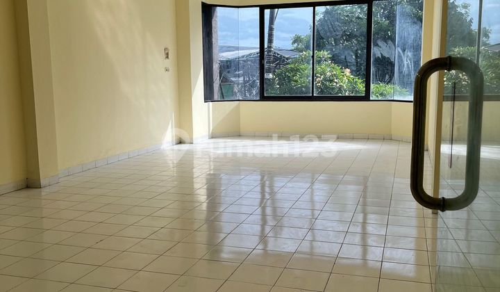 Strategic 3-Storey Shop House on Jalan Raya Cargo, Denpasar 2