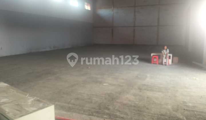 Strategic and Spacious Store Near Living World Mall