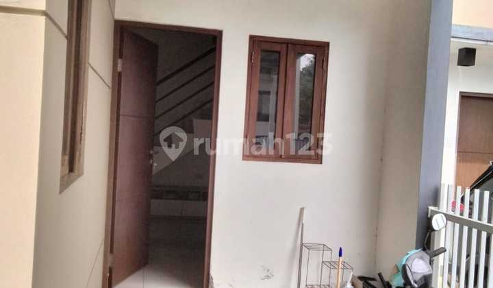 Rumah 2 Lantai 3 KT di Kesiman, Dekat Living World 2