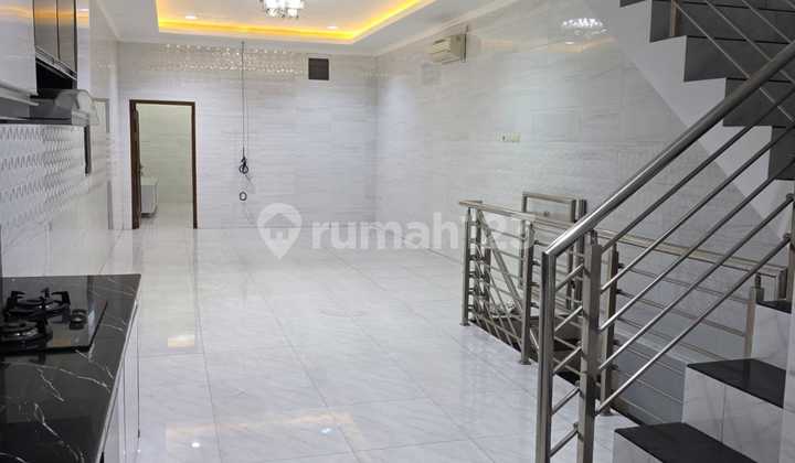 Ruko 3 Lantai Cantik Depan Jalan Raya dan Bebas Banjir di Pejuang